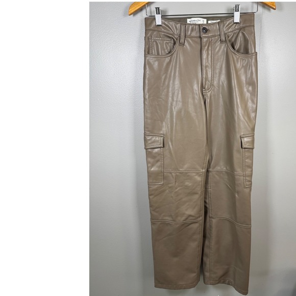 Abercrombie & Fitch Pants - Abercrombie & Fitch 90s Relaxed High Rise Vegan Leather Cargo Pants Taupe 27/4